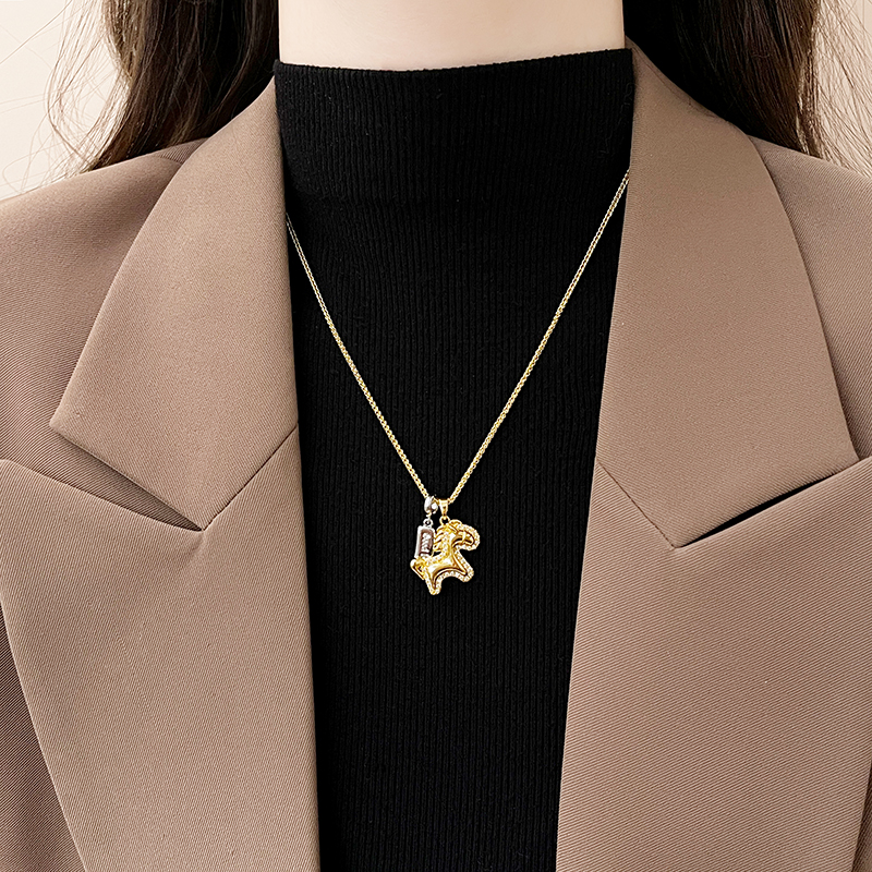 金属小马吊坠项链高级感脖子配饰