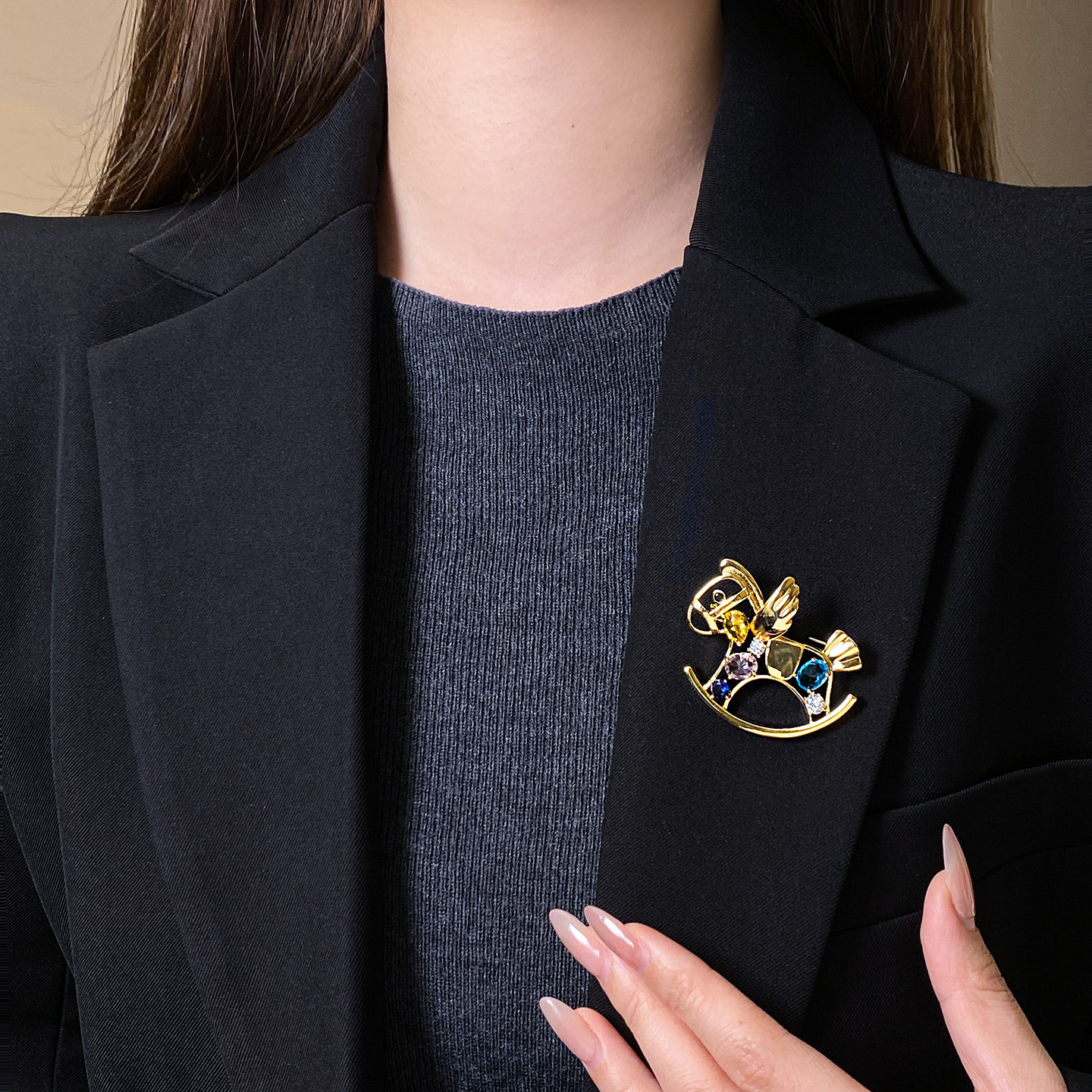 彩色锆石小马胸针配大衣设计感
