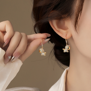 金色珍珠小马耳环女2026新款爆款高级感耳钉巨好看的小众独特耳饰