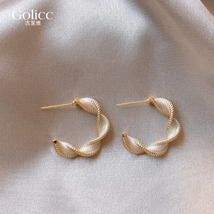金色扭纹C圈耳环女2026新款爆款新年耳钉小众耳饰适合冬天的耳圈