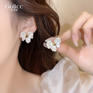 2026年新款 白色不规则蝴蝶结耳钉女小众设计感耳环925纯银针耳饰