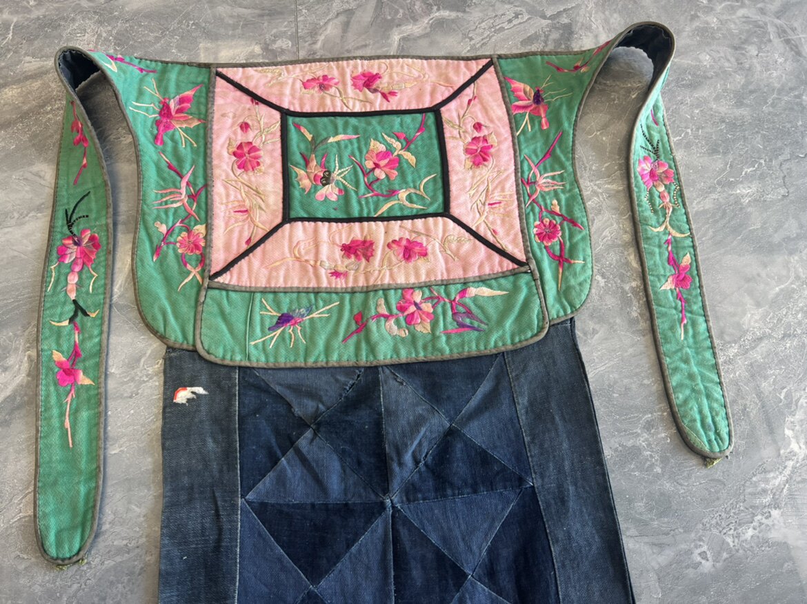 特色手工艺品纯手工刺绣百褶裙改良衣服瑶族衣服肚兜老绣背带A238