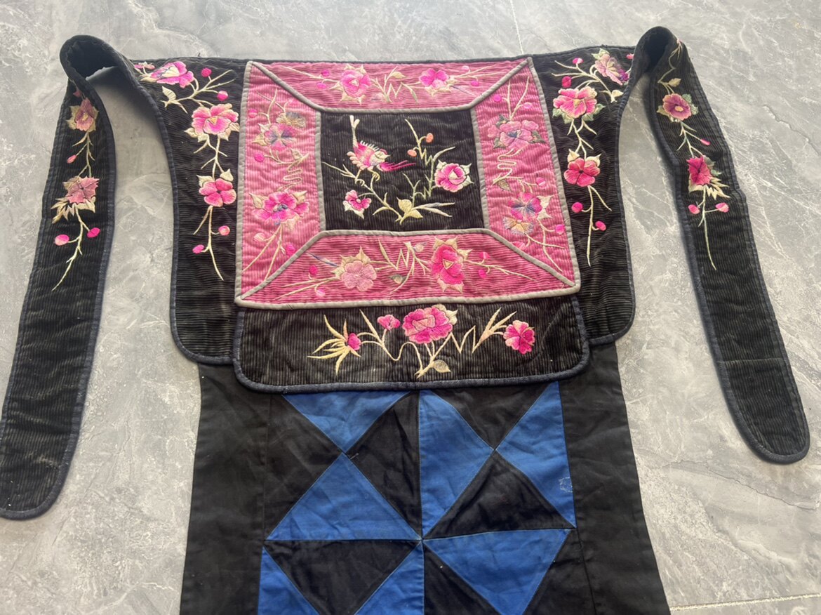 特色手工艺品纯手工刺绣百褶裙老绣绣衣服蜡染打籽绣肚兜背带A192