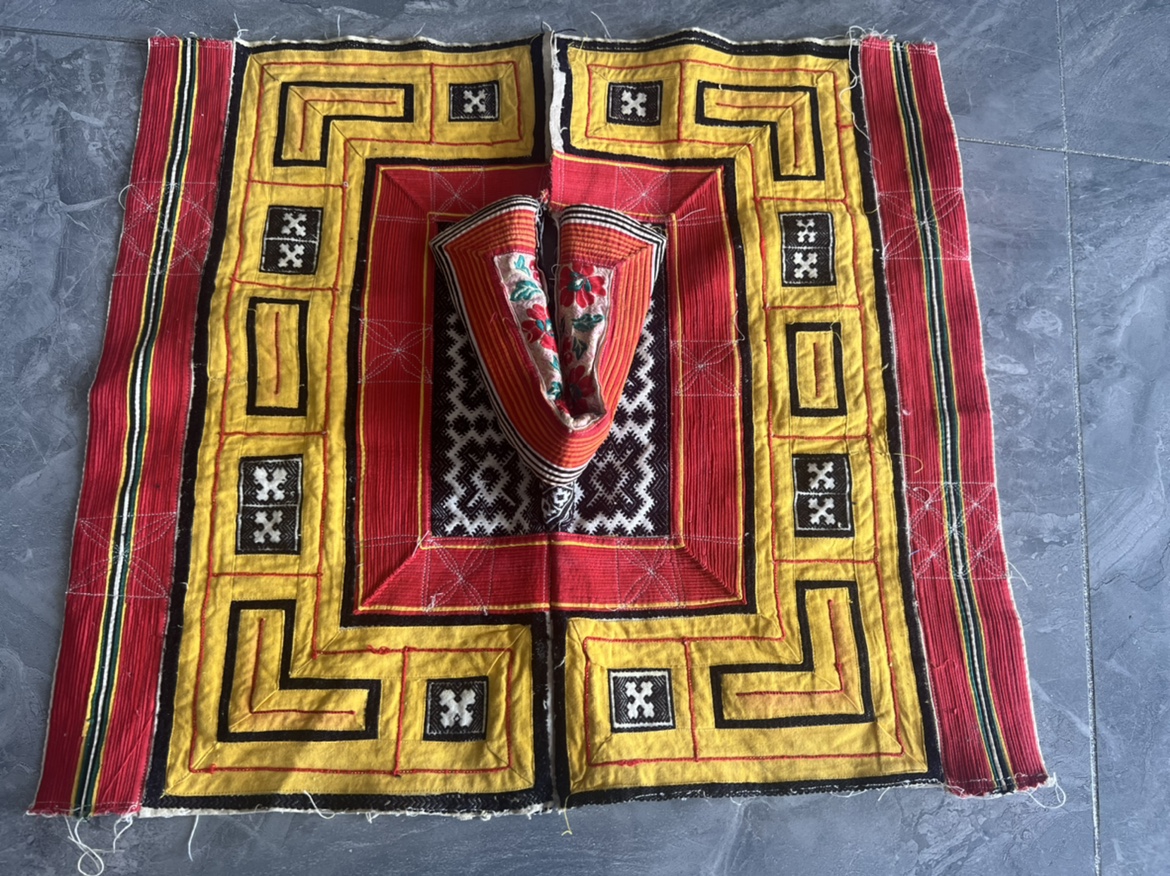 特色手工艺品纯手工刺绣百褶裙织锦土布蜡染打籽绣围腰披肩A205