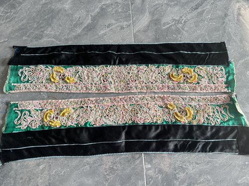 少数民族手工艺品纯手工刺绣百褶裙蜡染衣服织锦桌旗土布袖口A085