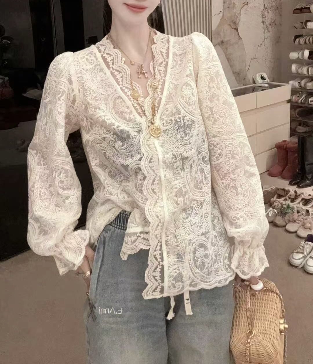 欧洲站2026早春新款重工波浪V领性感蕾丝花边小衫长袖开衫衬衫女