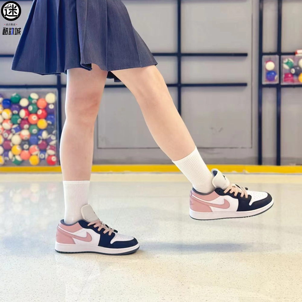 球鞋定制 Jordan Air Jordan 1 'Iron Grey'黑粉女子低帮百搭板鞋,运动鞋new,板鞋,淘宝优惠券,粉丝福利购,淘宝优惠卷