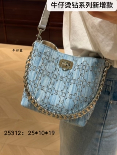 重工烫钻牛仔中号水桶包2026新款高级感小众设计单肩女百搭斜挎包