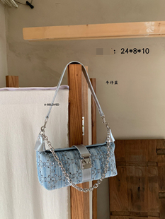 牛仔蓝烫钻腋下包女 小众设计感链条法棍包高级感单肩包 2026新款