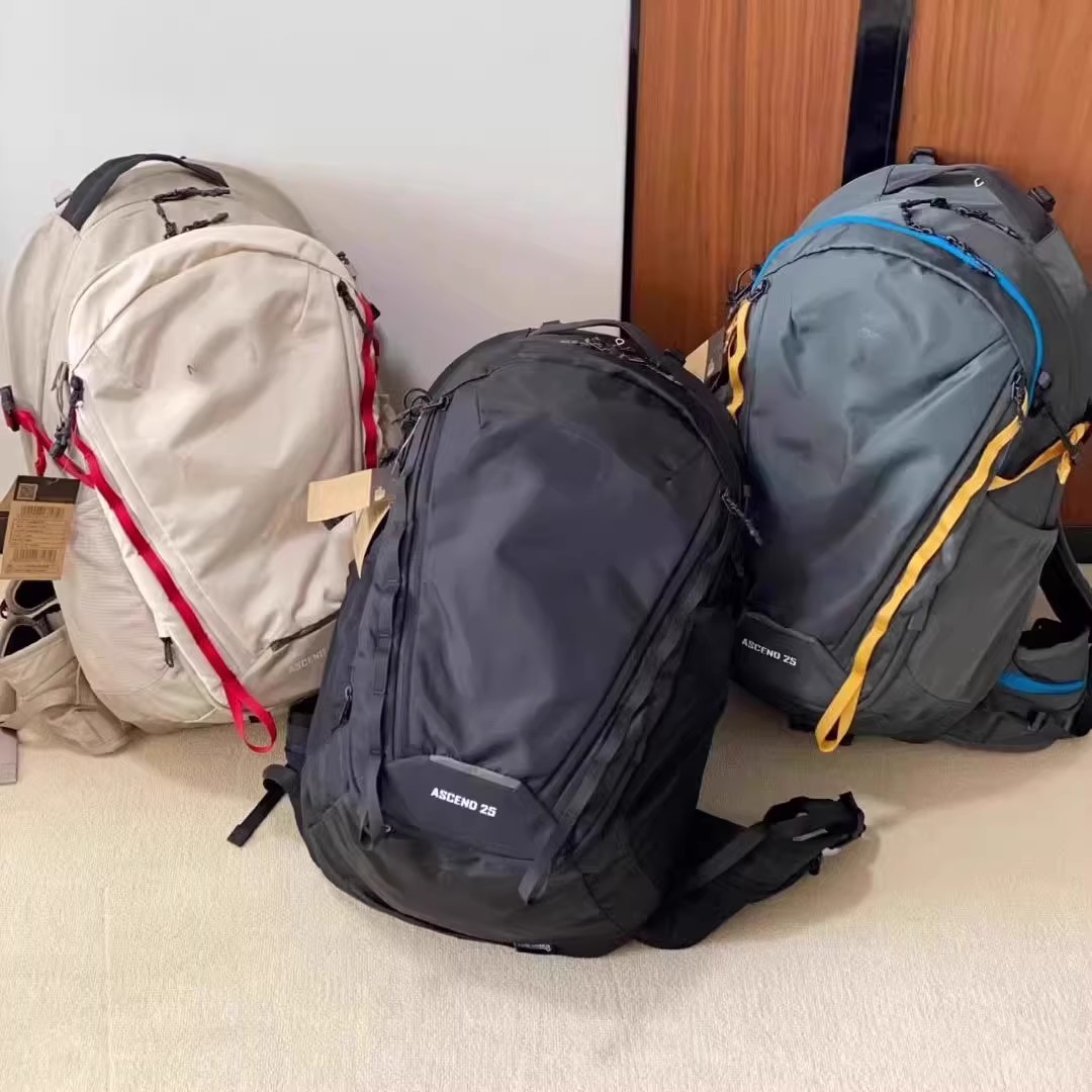 2025款户外出行双肩背包25L 大容量登山包透气减负旅行背包电脑包