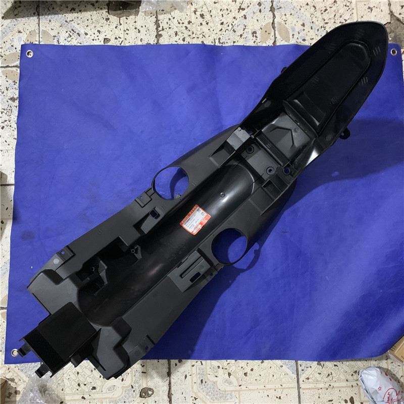 适用铃木摩托车畅迪后泥板FW110后泥瓦后瓦后轮尾灯支架挡泥板