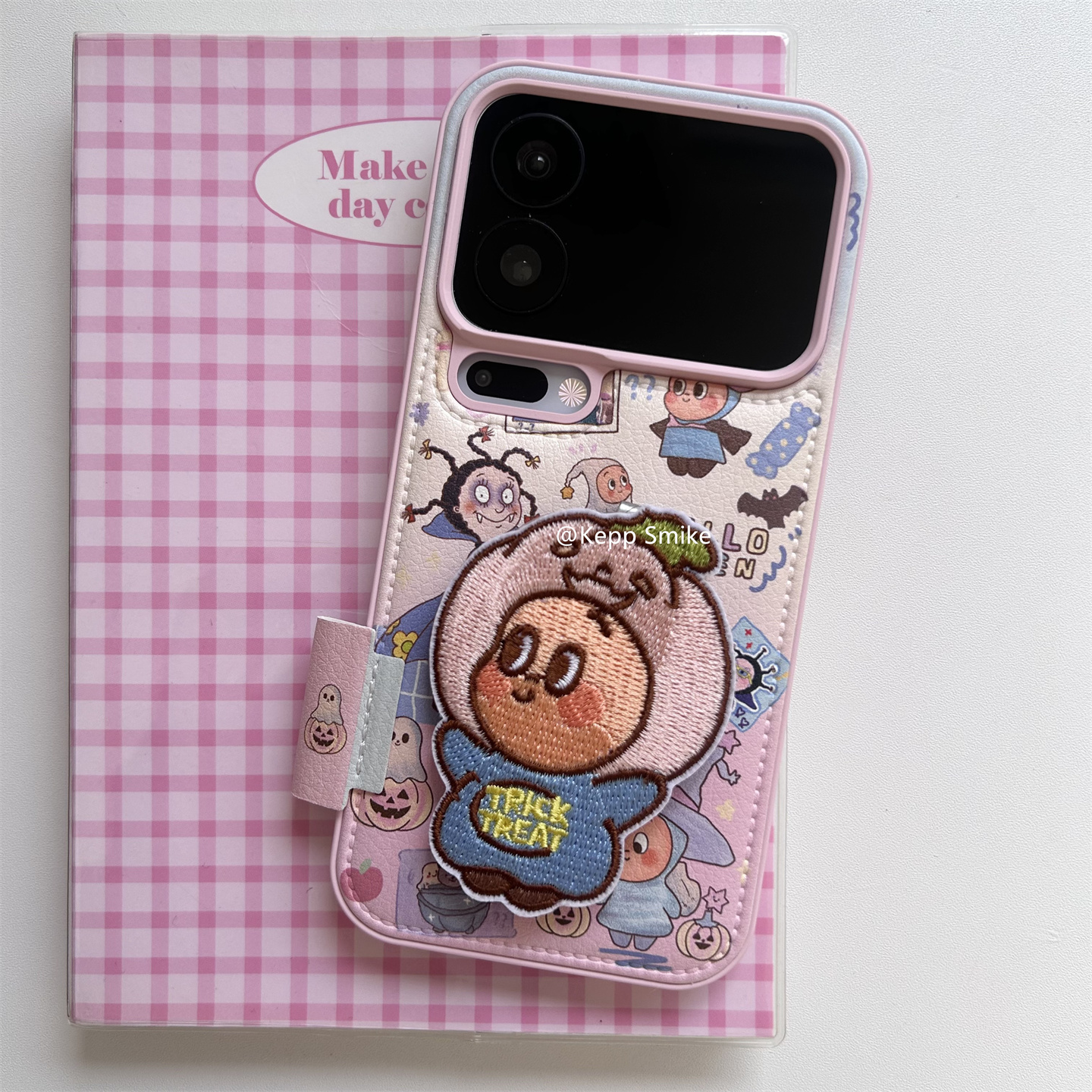 趣味可爱卡通粉色小魔女蒙娜皮纹适用小米17promax手机壳小米17pro气垫皮纹小米17刺绣折叠支架女款个性女款