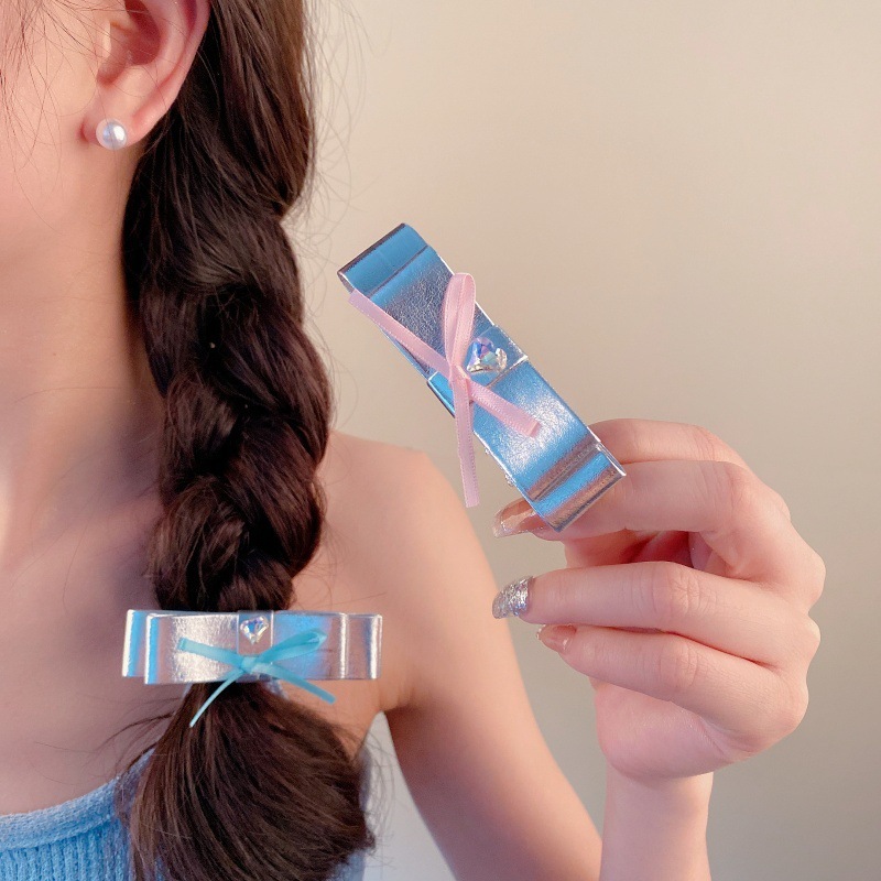 高级感发卡网红2024质感爱心挂件质感PU皮发饰头饰高级轻奢发卡女