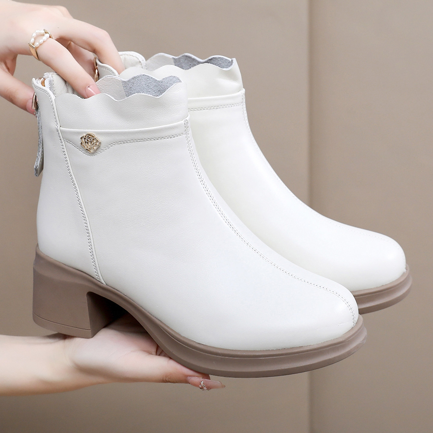 真皮粗跟短靴女单靴秋冬百搭中跟马丁靴舒适防滑软底加绒妈妈棉鞋