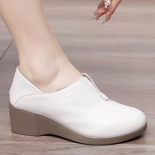 真皮坡跟中老年妈妈鞋中跟舒适春秋款休闲皮鞋女软底防滑深口单鞋