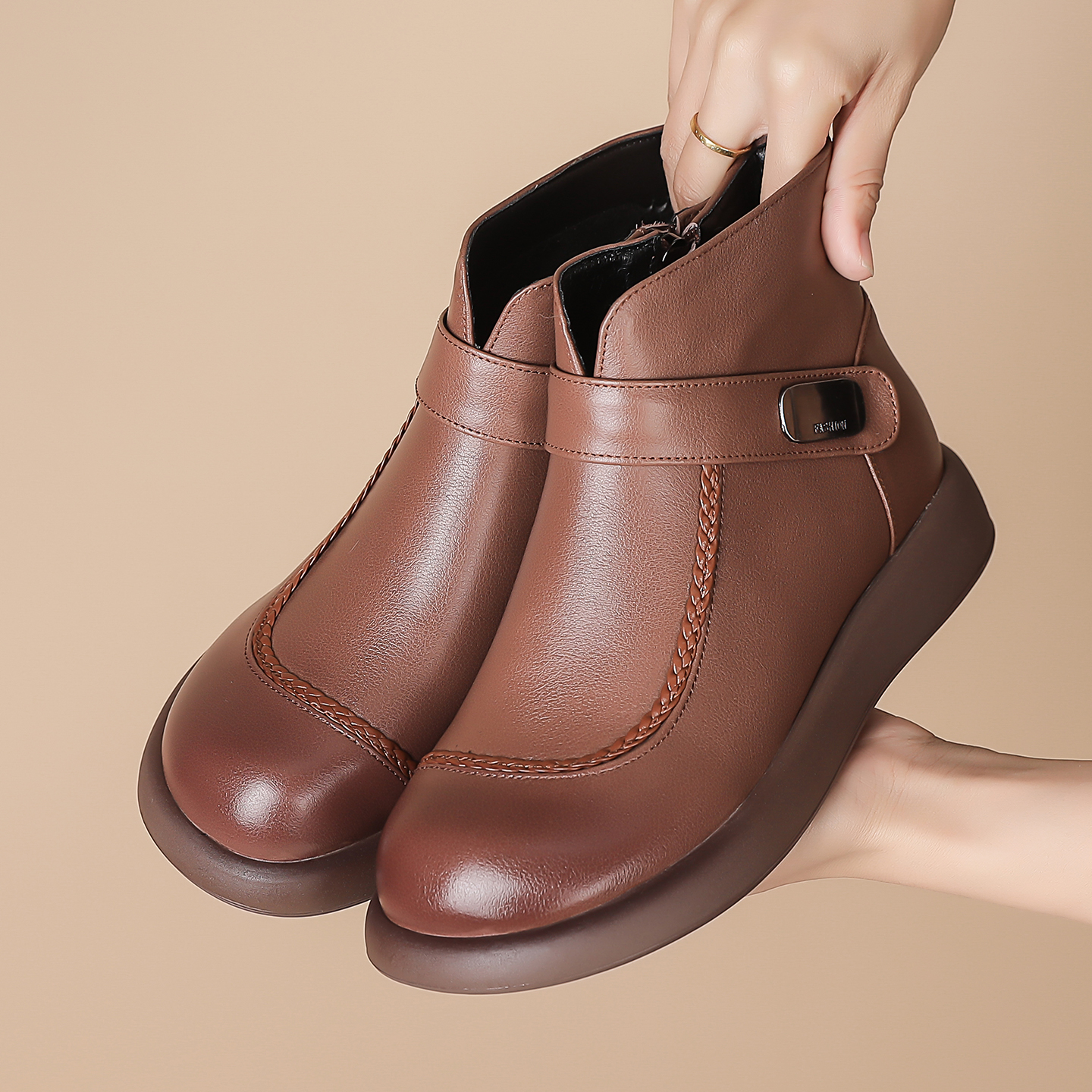 真皮软底妈妈棉鞋秋冬保暖皮鞋防滑中老年舒适不累脚大码加绒短靴