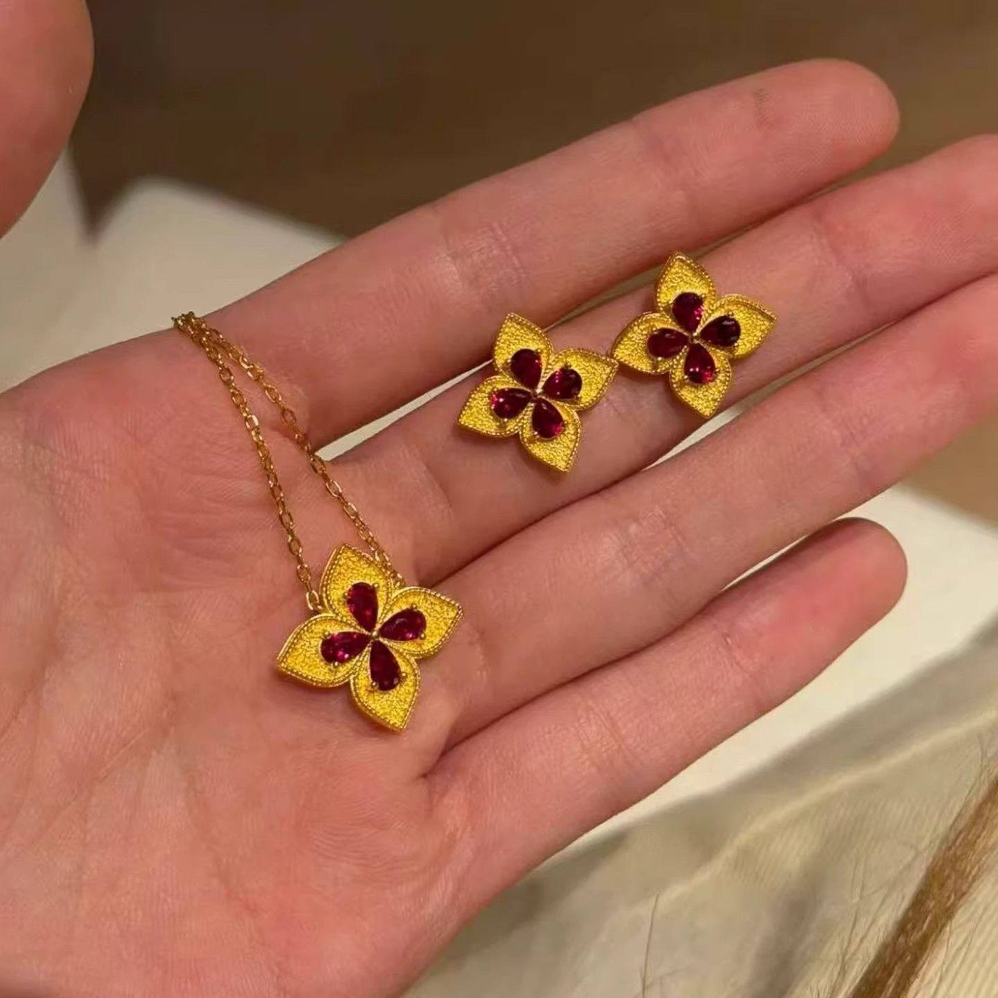 复古布契风金色四叶花项链女精致百搭气质轻奢爆闪耳钉小众配饰,饰品/流行首饰/时尚饰品新,项链,淘宝优惠券,粉丝福利购,淘宝优惠卷