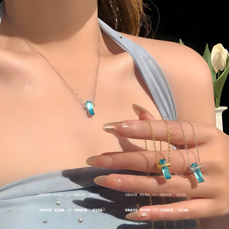 闪耀人生!闪锆蓝色方块吊坠项链女轻奢高级感锁骨链时尚百搭配饰