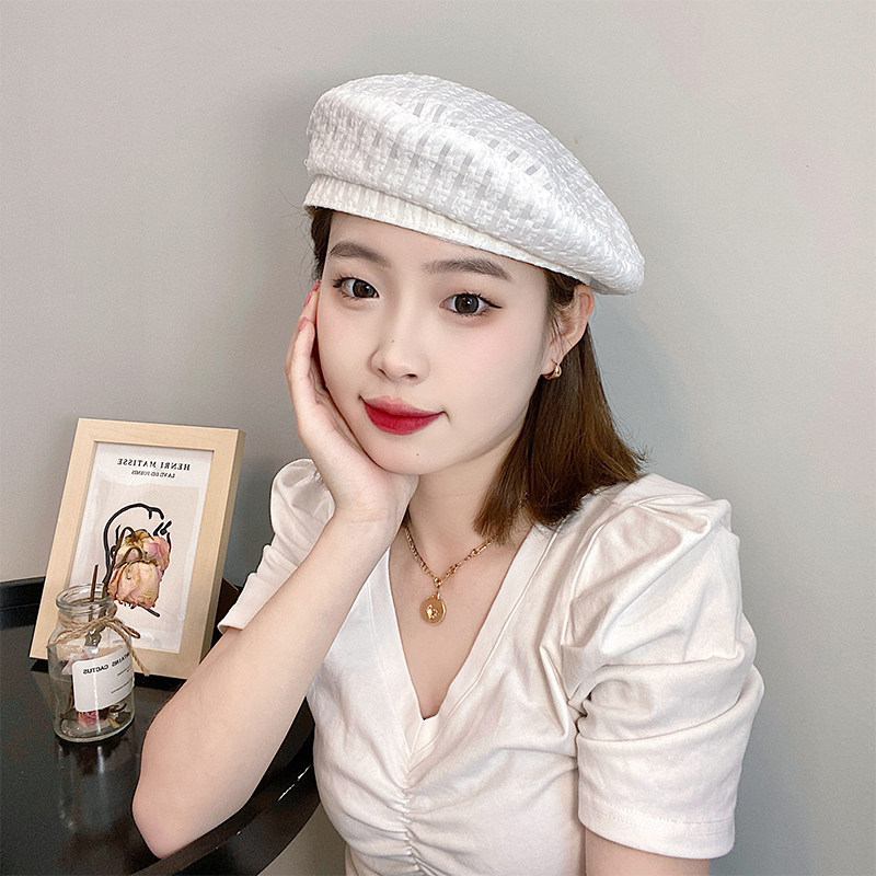 贝雷帽逛街出游休闲女