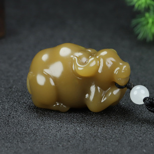 和田玉牛手把件新疆玉糖料扭转乾坤玉牛手玩件玉石生肖牛把件挂件