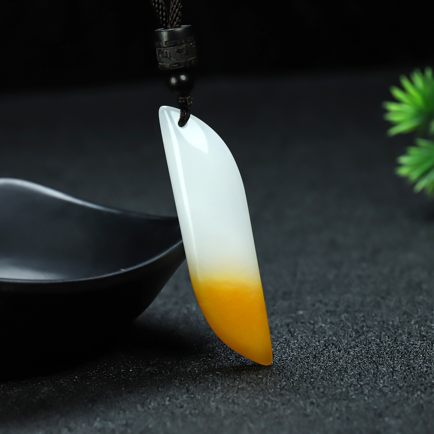 和田玉白糖玉渐变色水滴平安牌新疆糖白玉菱形玉坠吊坠项链挂件