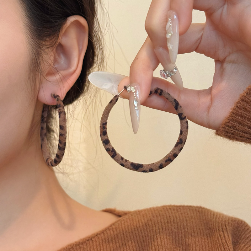 复古港风豹纹丝绒圈圈耳环女高级感气质耳钉个性辣妹素圈耳饰耳环,饰品/流行首饰/时尚饰品新,耳环,淘宝优惠券,粉丝福利购,淘宝优惠卷