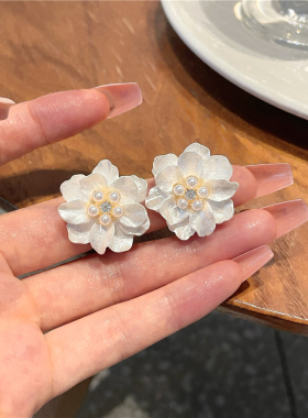 白色花朵珍珠耳钉女新款2025爆款小众设计感高级耳饰耳夹无耳洞女
