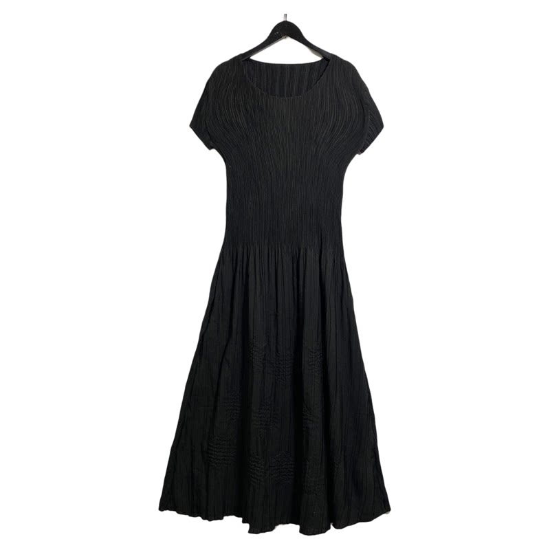 圣迪剪标女士圆领简约大方肌理感连衣裙1243