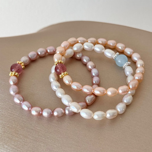 天然淡水珍珠米形手链女草莓晶配饰弹力简约百搭手串轻奢小众设计