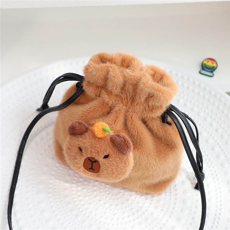 卡皮巴拉包女款毛绒可爱百搭卡通水豚斜挎包零钱束口袋收纳抽绳包