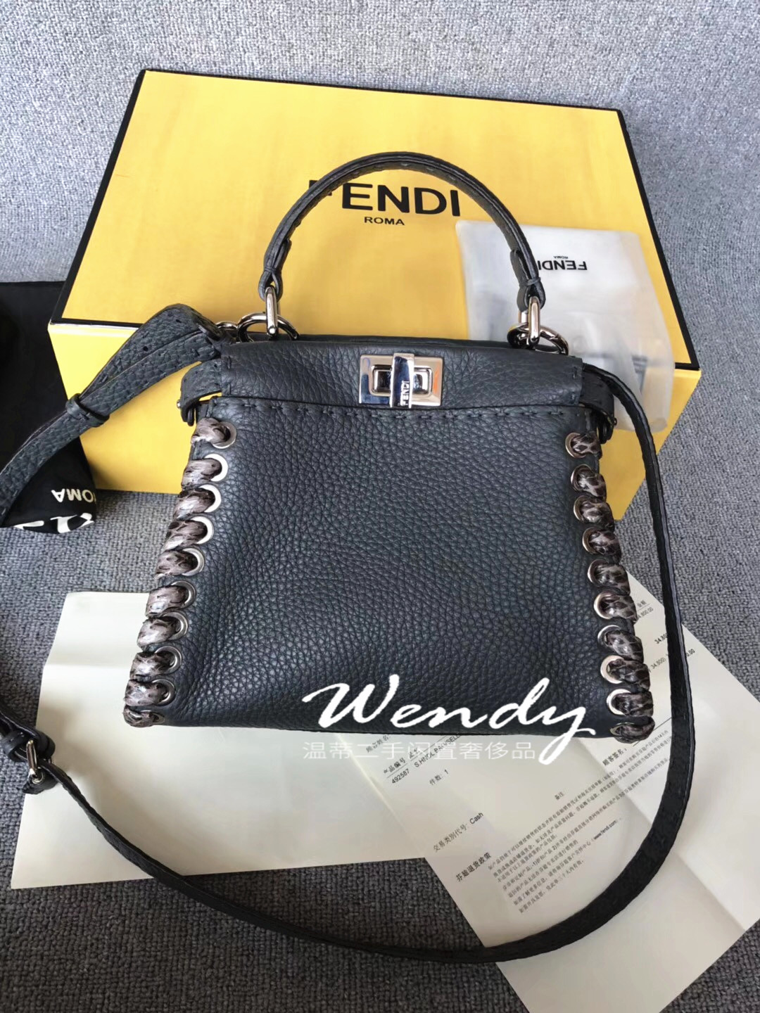 È«ÐÂÕýÆ·FENDI·ÒµÏпî PEEKABOOСºÅ»ÒÉ«Àó֦ƤÍâ·ì±àÖ¯°ó´øÅ®°ü