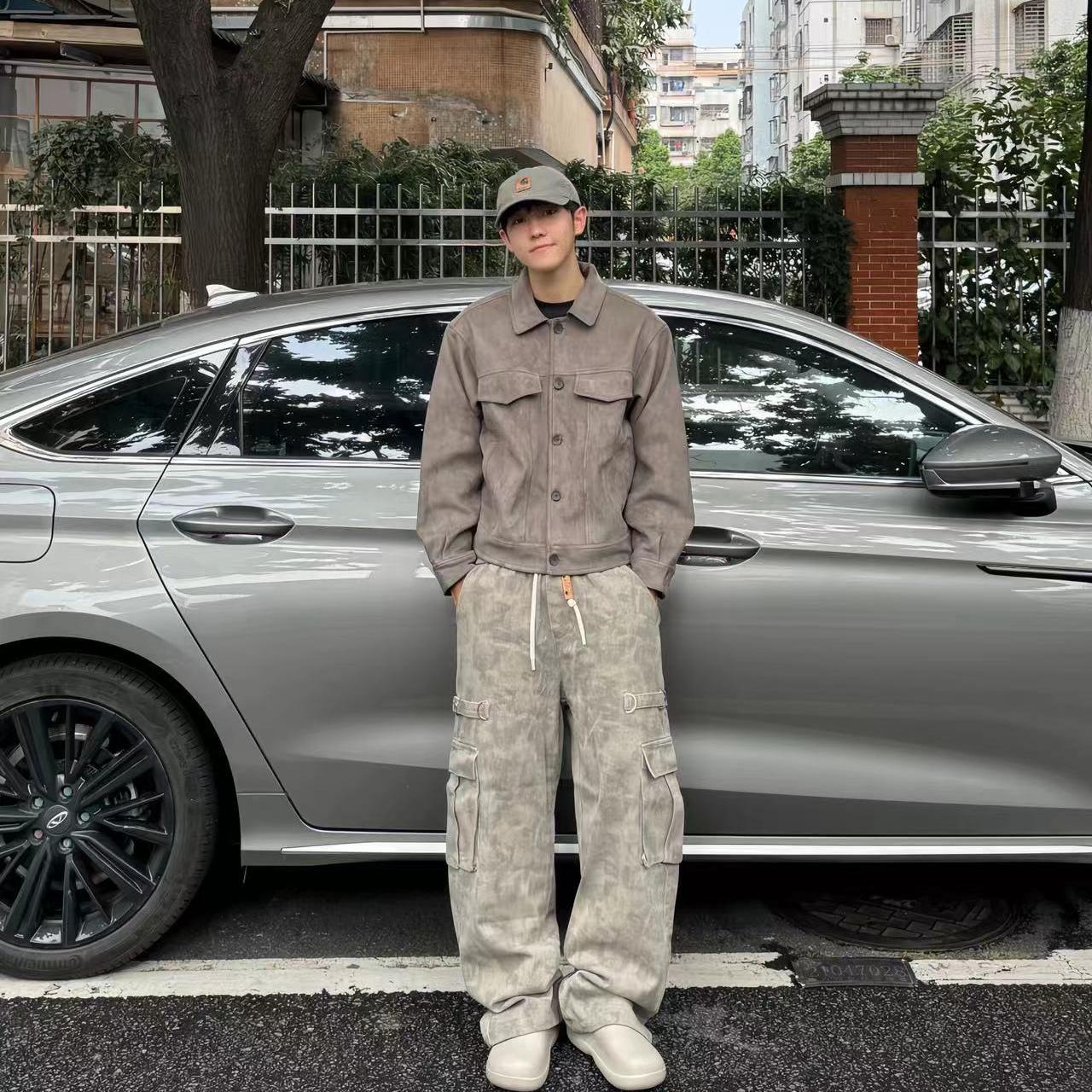 搭配马丁靴的黑色牛仔裤