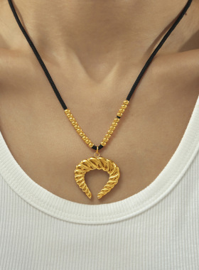 多巴胺新款牛角螺纹吊坠夸张黑色棉绳串珠项链不锈钢镀金材质饰品