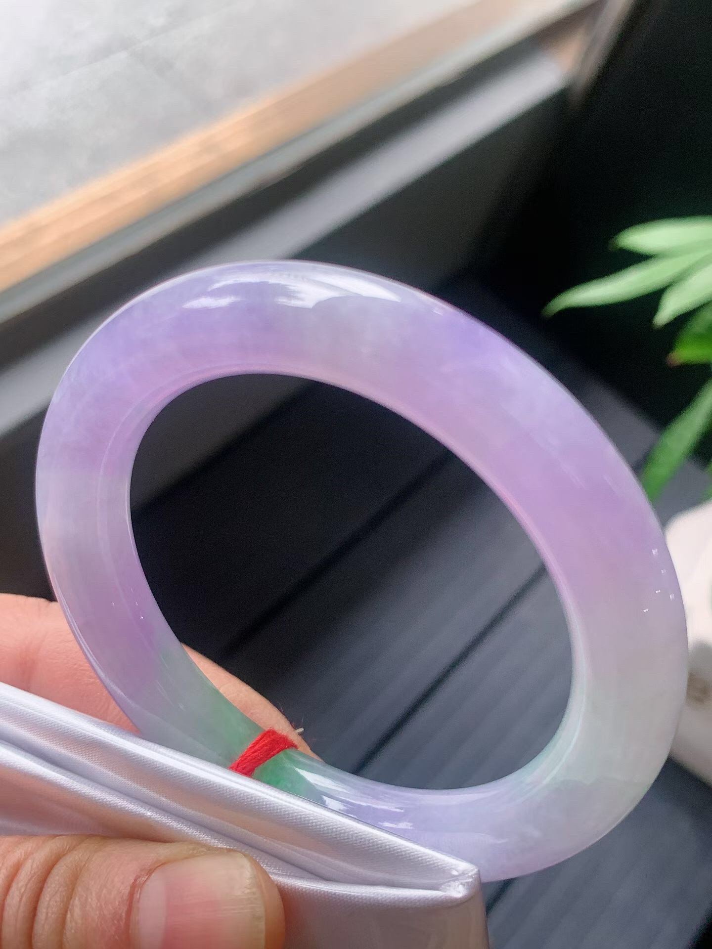天然A货翡翠观音佛手镯心原石 老种冰紫飘绿52圈口圆条手镯