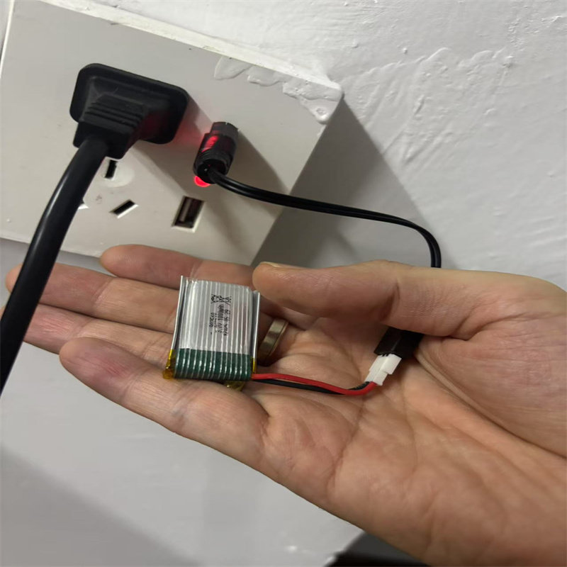 无人机电池泡沫飞机配件电池3.7V1000毫安通用电池通用耐用充电