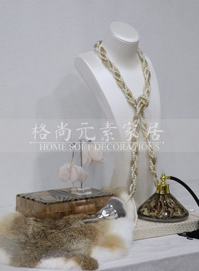 样板房衣帽间梳妆台首饰项链组合