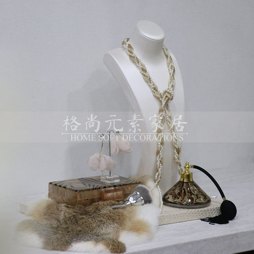 样板房衣帽间梳妆台首饰项链组合