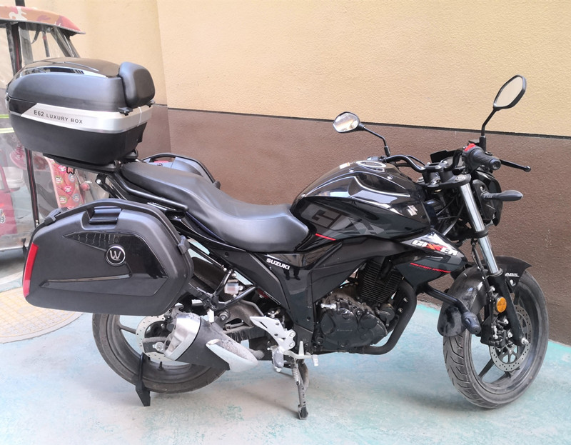 适用铃木极客飒gsx150f边箱侧边箱gixxer155nk尾架护杠保险杠挡风