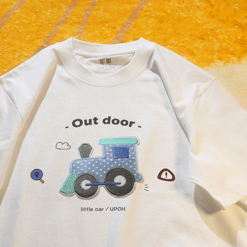 UPCH 흰 구름은 한가롭게 흐르고 바퀴는 빠르게 달리며 당신은 자유 롭습니다. 귀여운 자동차 자수 탑 캐주얼 반소매