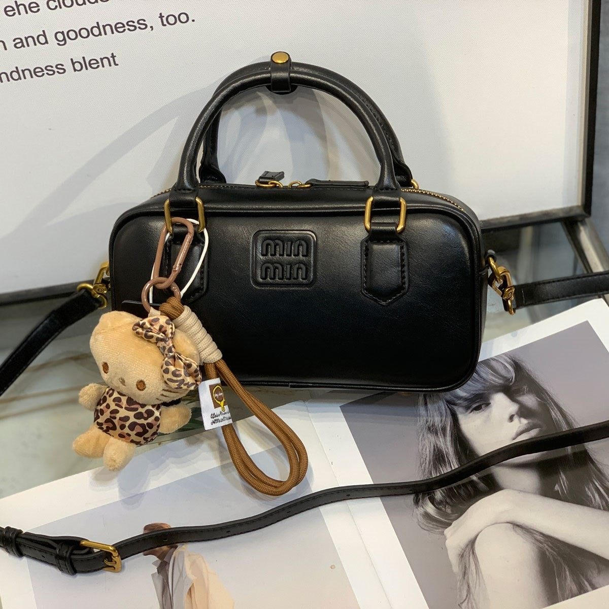 法国小众新款字母波士顿光质感枕头包牛皮小包手提气质单肩斜挎包