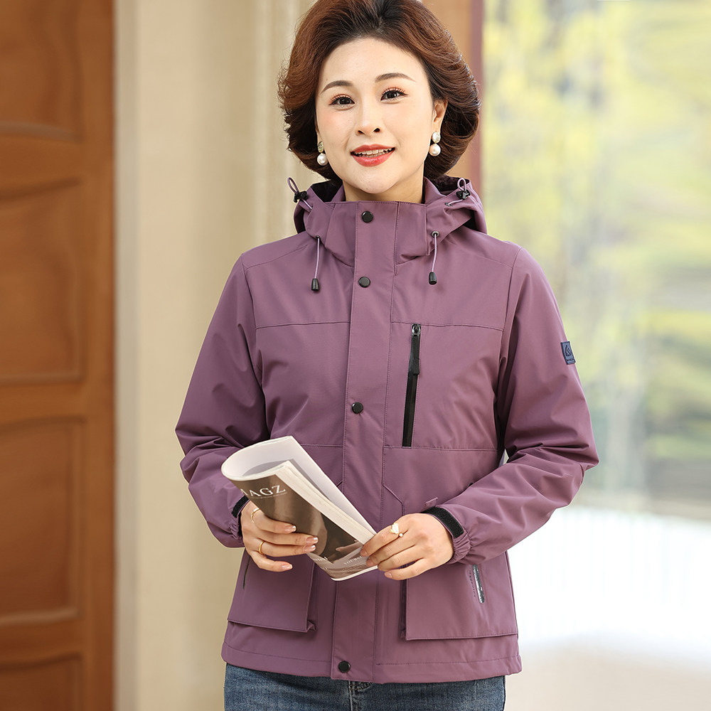 春秋季妈妈户外冲锋衣大码宽松外套中老年女装休闲运动防风登山服