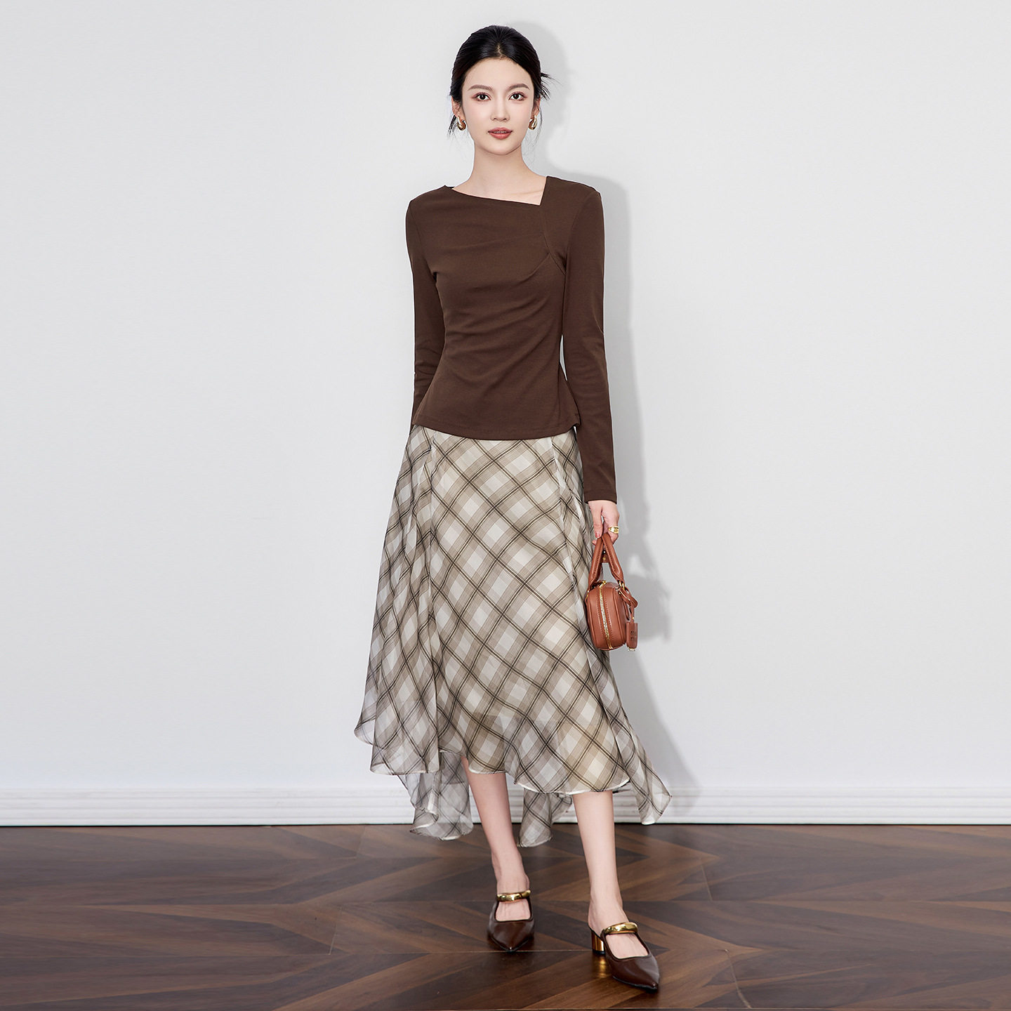 设计感斜肩领修身针织衫+格纹印花半身裙两件套女秋款南油品质女