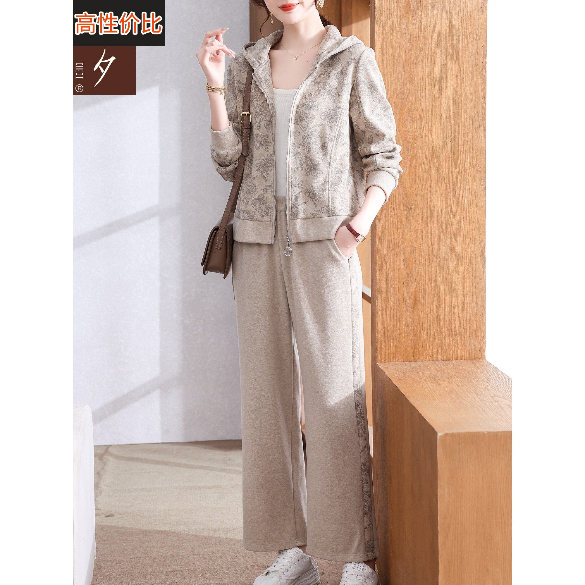 妈妈的秋季套装2025新款连帽春秋季夹克中老年妇女休闲运动服