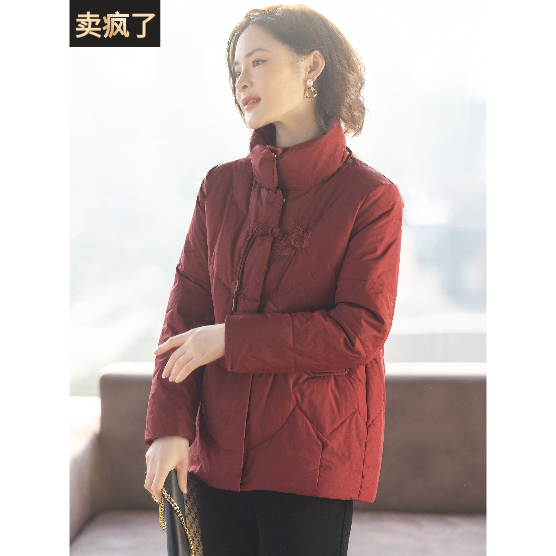 新中式妈妈羽绒服洋气高贵冬装外套2025新款中老年妇女红色上衣服