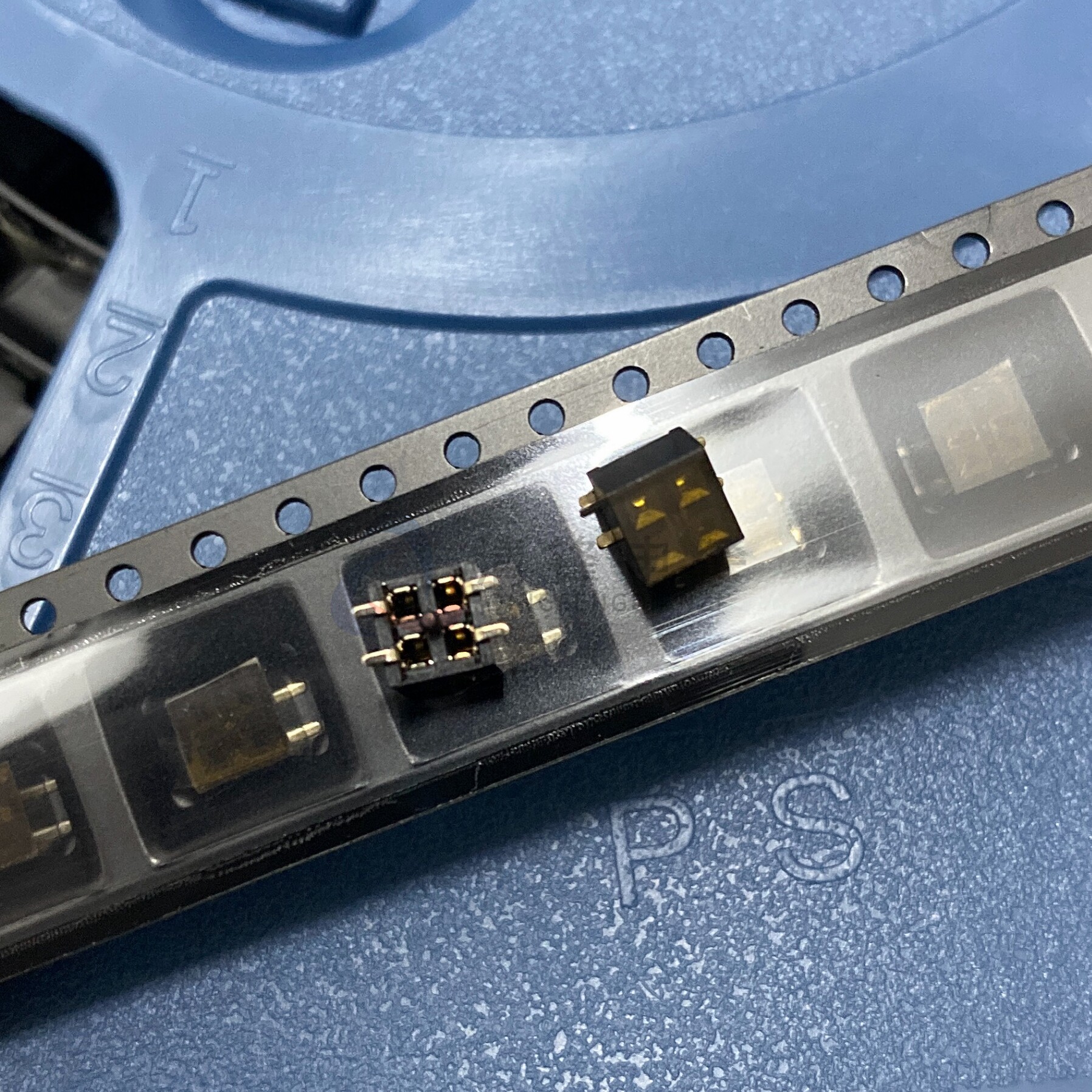 0mm间距 双排贴片排母 2*2p 带定位内柱 编带装 立贴母座 排针