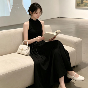 法式赫本风黑色无袖挂脖连衣裙女2026夏日绝美收腰显瘦长裙高腰
