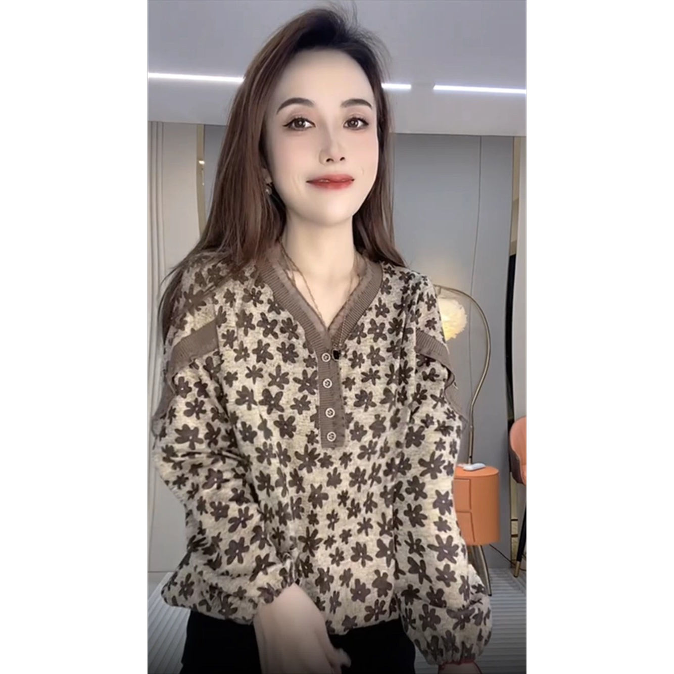 网红爆款时尚气质V领长袖打底衫女2025秋冬新款宽松减龄长袖小衫