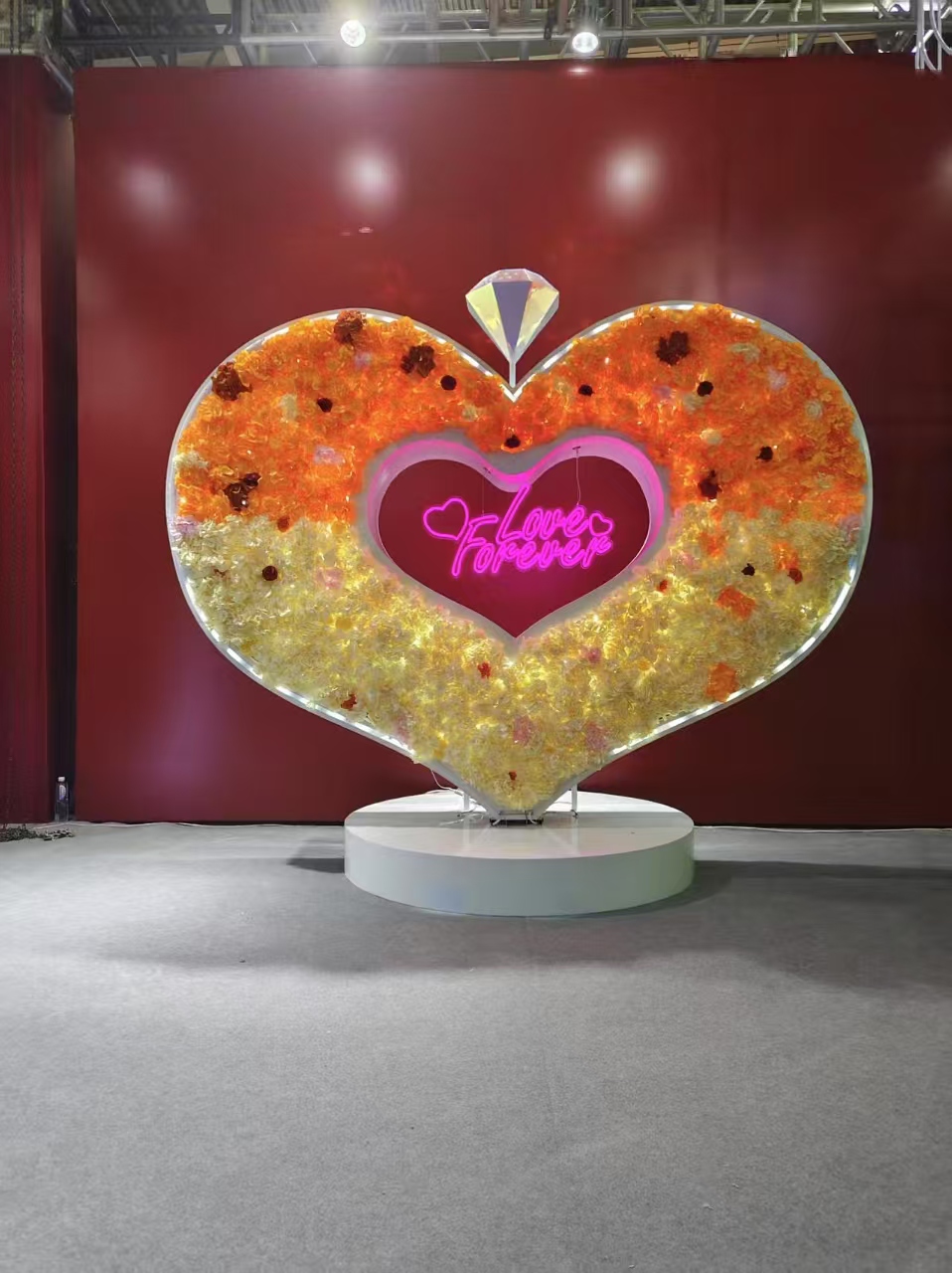 婚庆婚礼堂舞台发光爱心背景 网红打卡取景道具橱窗装饰背景