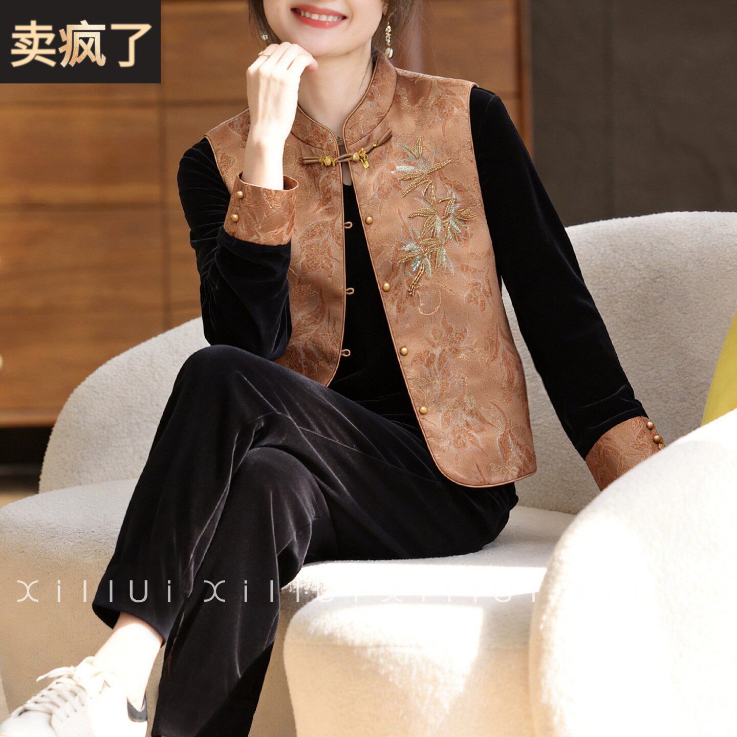 喜卉新中式妈妈春装金丝绒套装中老年女装国风上衣马甲裤子三件套