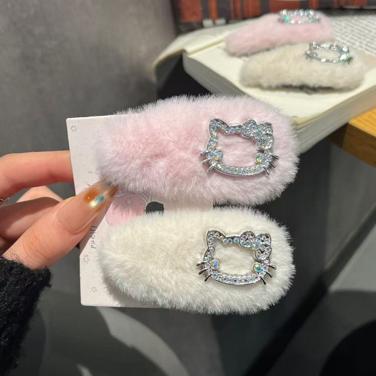 HelloKitty水钻毛绒鸭嘴夹粉白